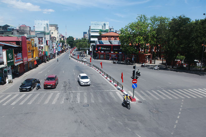 Đường phố Hà Nội vắng người vì trời nóng như đổ lửa - 6