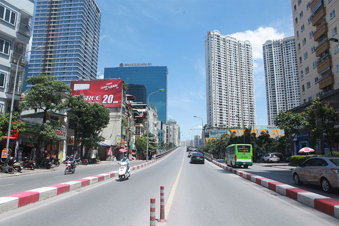 Đường phố Hà Nội vắng người vì trời nóng như đổ lửa - 7