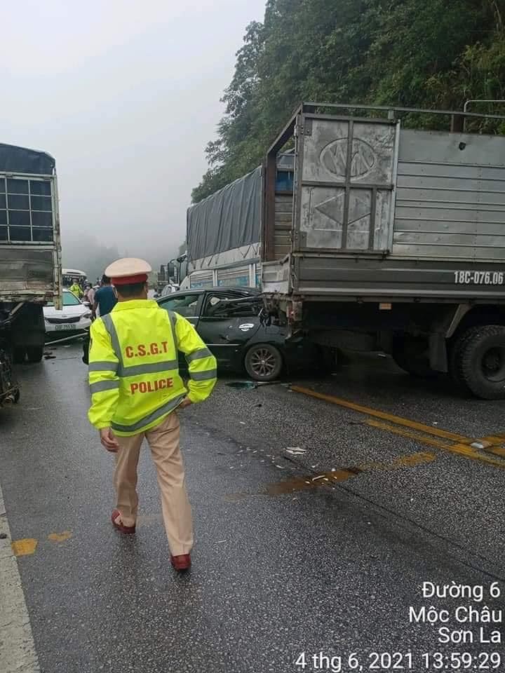 9 ô tô tông liên hoàn trên quốc lộ 6, giao thông ùn tắc kéo dài - 2