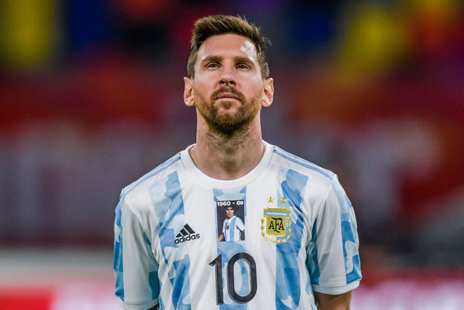 Messi mặc áo tri ân Maradona, lập công áp sát kỷ lục của "Vua" Pele