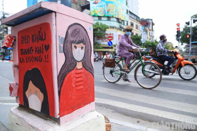 Bốt điện ở Hà Nội "thay áo mới" bằng tranh chống dịch COVID-19 - 2