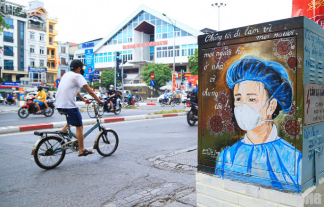 Bốt điện ở Hà Nội "thay áo mới" bằng tranh chống dịch COVID-19 - 5