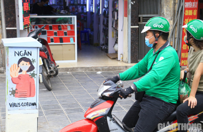 Bốt điện ở Hà Nội "thay áo mới" bằng tranh chống dịch COVID-19 - 4