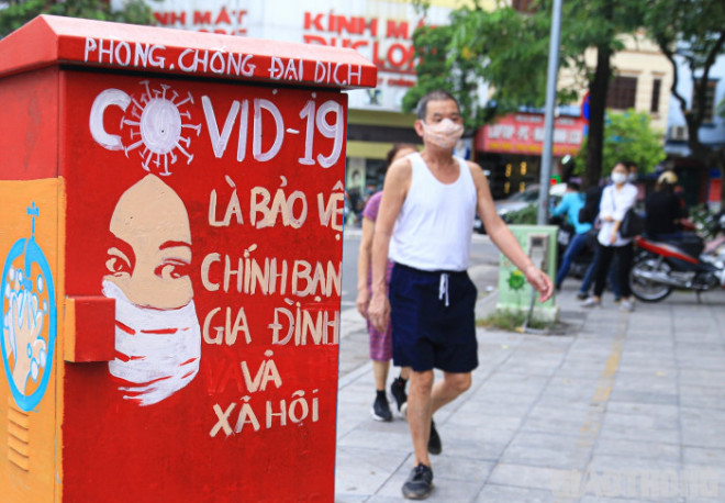 Bốt điện ở Hà Nội "thay áo mới" bằng tranh chống dịch COVID-19 - 9