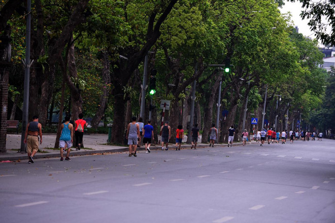 Người dân vẫn ùn ùn ra Hồ Gươm tập thể dục buổi sáng - 3