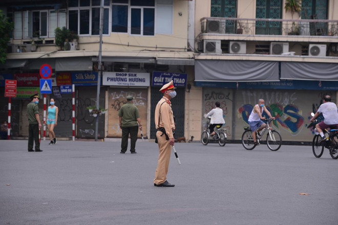 Người dân vẫn ùn ùn ra Hồ Gươm tập thể dục buổi sáng - 6