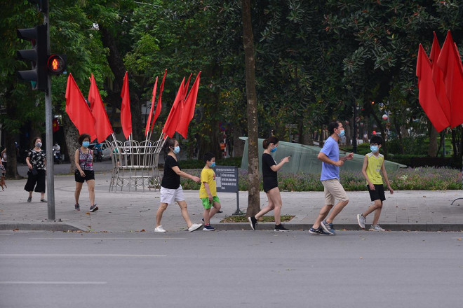 Người dân vẫn ùn ùn ra Hồ Gươm tập thể dục buổi sáng - 4