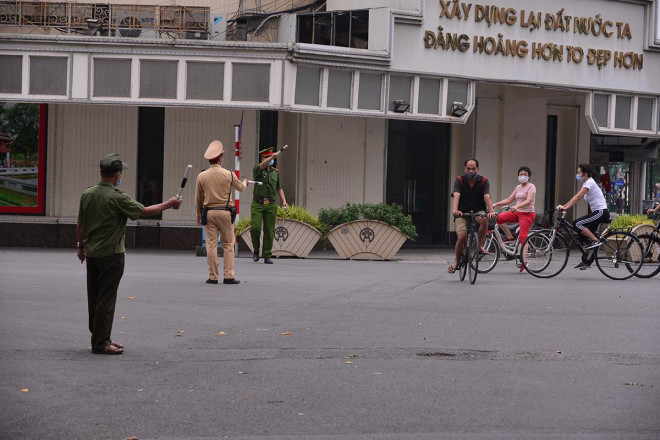 Người dân vẫn ùn ùn ra Hồ Gươm tập thể dục buổi sáng - 7