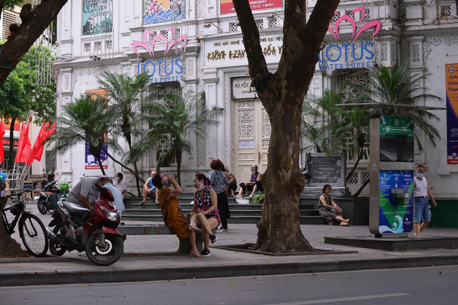 Người dân vẫn ùn ùn ra Hồ Gươm tập thể dục buổi sáng - 9