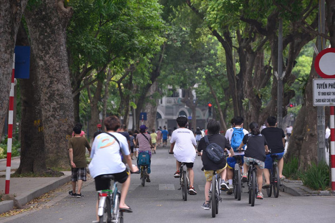 Người dân vẫn ùn ùn ra Hồ Gươm tập thể dục buổi sáng - 10