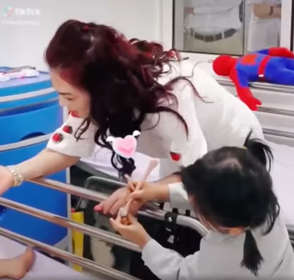 Nhân vật đặc biệt "nghịch” kim cương của nữ CEO giàu có khiến CĐM bất ngờ