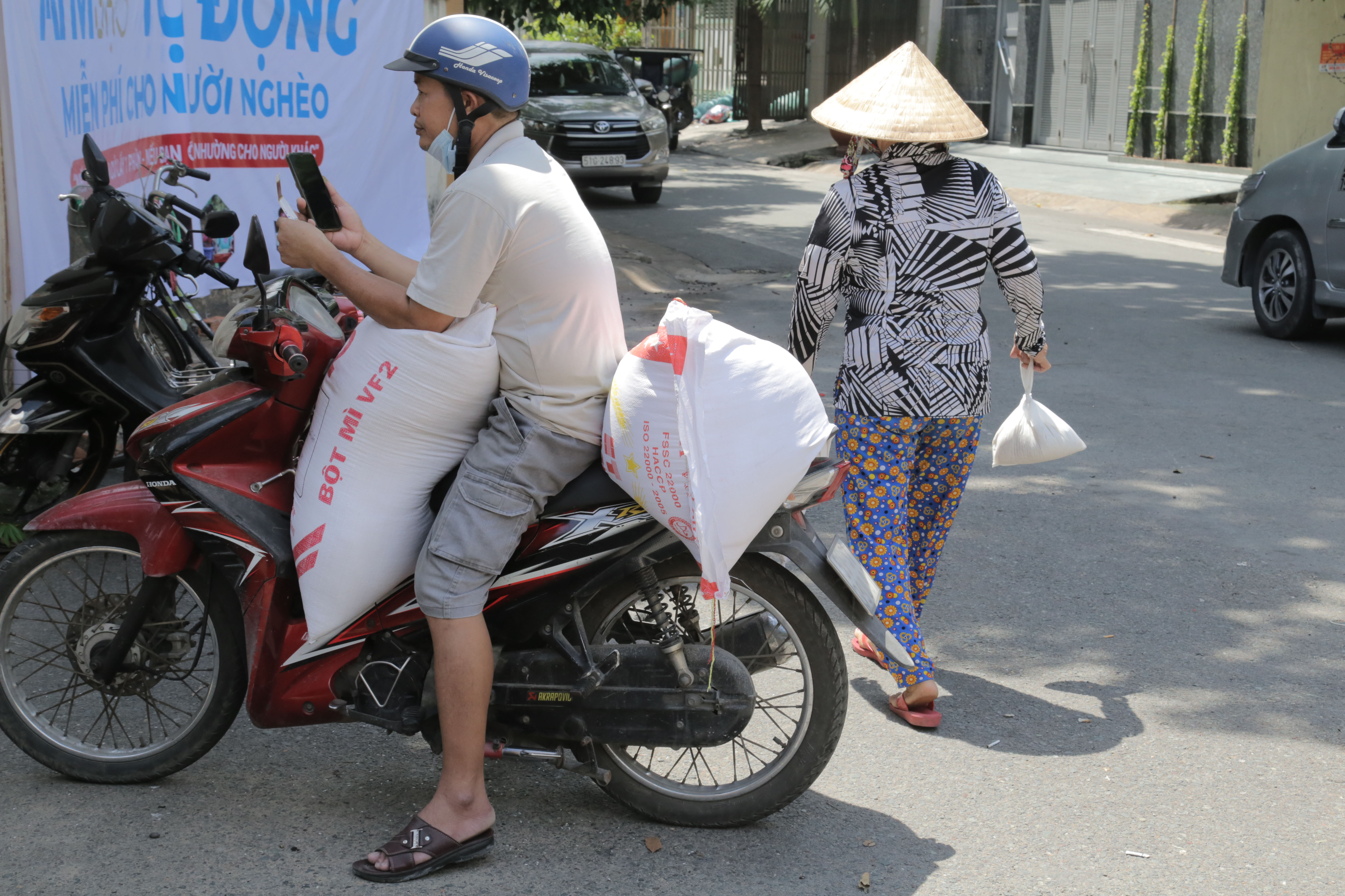 "ATM gạo” thứ 2 ở Sài Gòn hoạt động trong mùa dịch, bà con