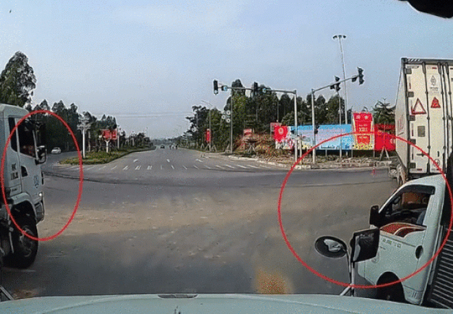 Video: Thót tim cảnh xe tải rẽ cực ẩu, suýt gây tai nạn kinh hoàng - 1