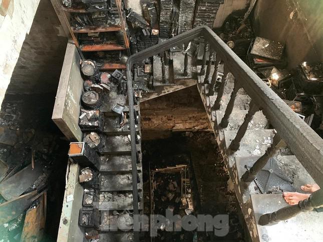 Cháy nhà làm 4 người chết: Công an Quảng Ngãi nói gì về việc "thiếu chuyên nghiệp"? - 4