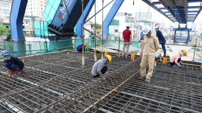 Chùm ảnh: Tăng tốc làm đường Vành đai 2 trên cao trong "bão" Covid-19 - 3