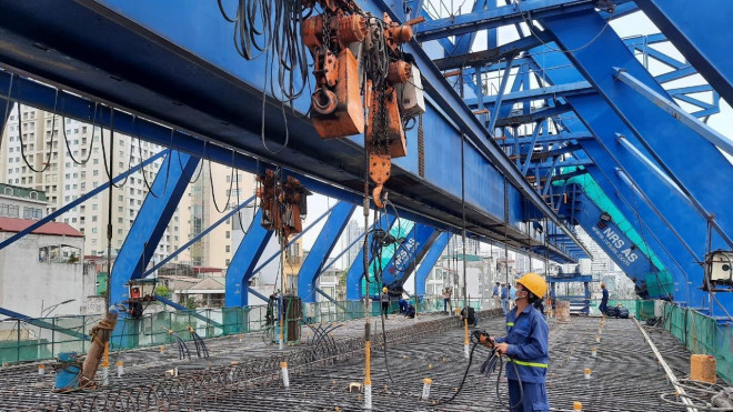 Chùm ảnh: Tăng tốc làm đường Vành đai 2 trên cao trong "bão" Covid-19 - 2