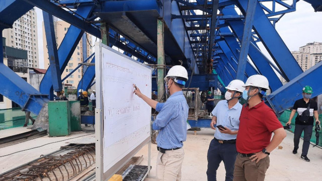 Chùm ảnh: Tăng tốc làm đường Vành đai 2 trên cao trong "bão" Covid-19 - 5