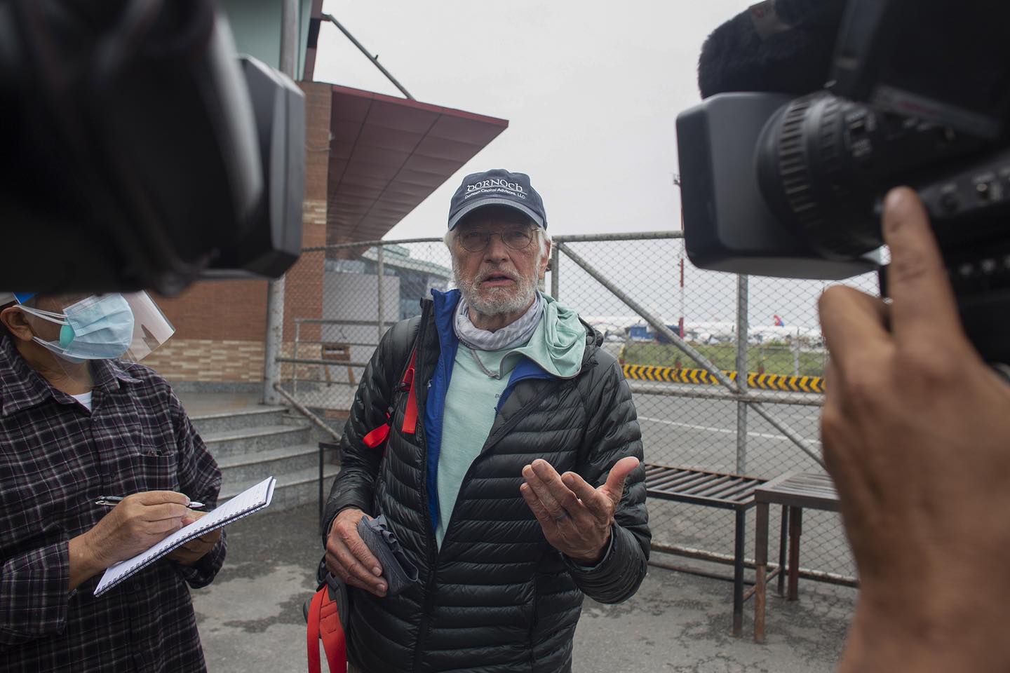 Cụ ông 75 tuổi chinh phục thành công đỉnh núi cao nhất thế giới - 3