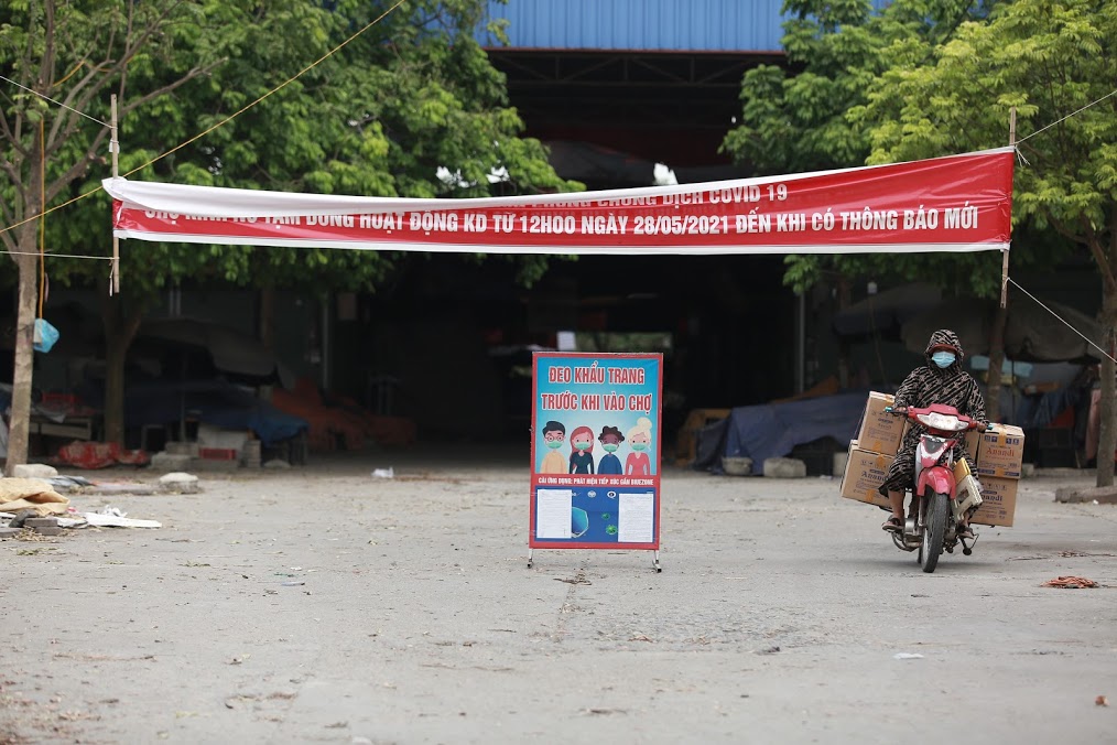 Hà Nội: Phong toả nơi ở của người phụ nữ bán rau mắc COVID-19 - 5