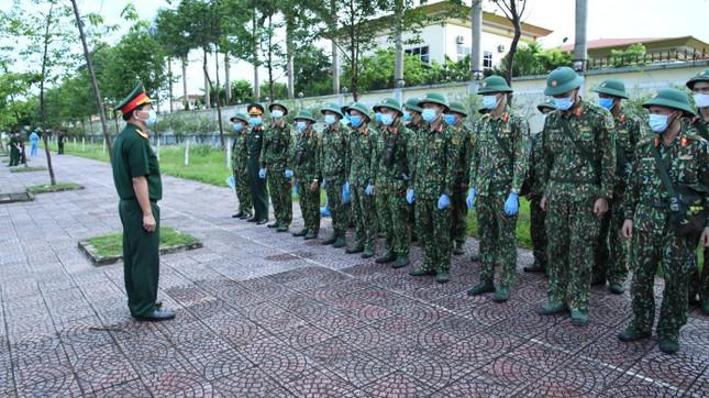 Quân đội phun hóa chất khử khuẩn tại 'điểm nóng' COVID-19 ở Hà Tĩnh - 2