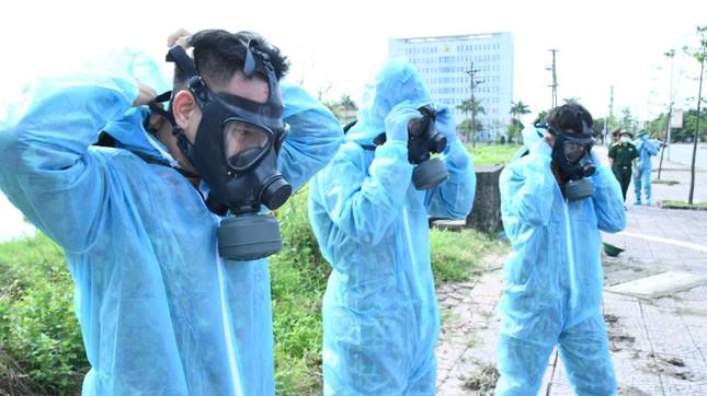 Quân đội phun hóa chất khử khuẩn tại 'điểm nóng' COVID-19 ở Hà Tĩnh - 3