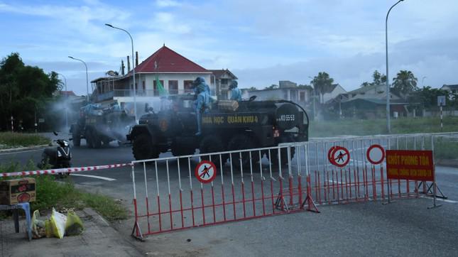 Quân đội phun hóa chất khử khuẩn tại 'điểm nóng' COVID-19 ở Hà Tĩnh - 5