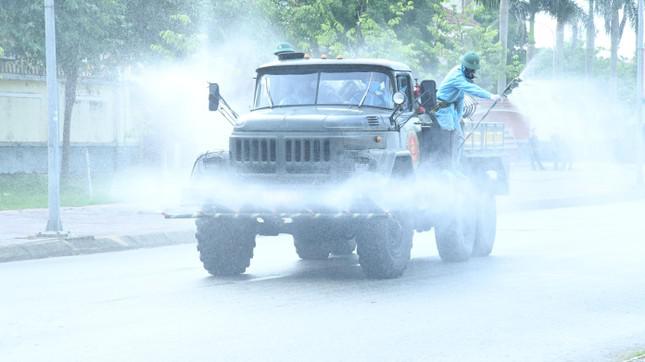 Quân đội phun hóa chất khử khuẩn tại 'điểm nóng' COVID-19 ở Hà Tĩnh - 6