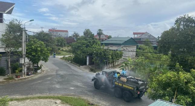 Quân đội phun hóa chất khử khuẩn tại 'điểm nóng' COVID-19 ở Hà Tĩnh - 8