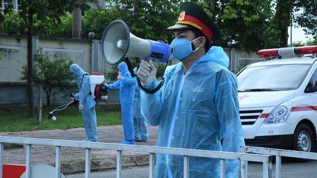 Quân đội phun hóa chất khử khuẩn tại 'điểm nóng' COVID-19 ở Hà Tĩnh - 9