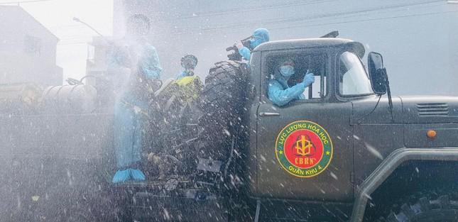 Quân đội phun hóa chất khử khuẩn tại 'điểm nóng' COVID-19 ở Hà Tĩnh - 10