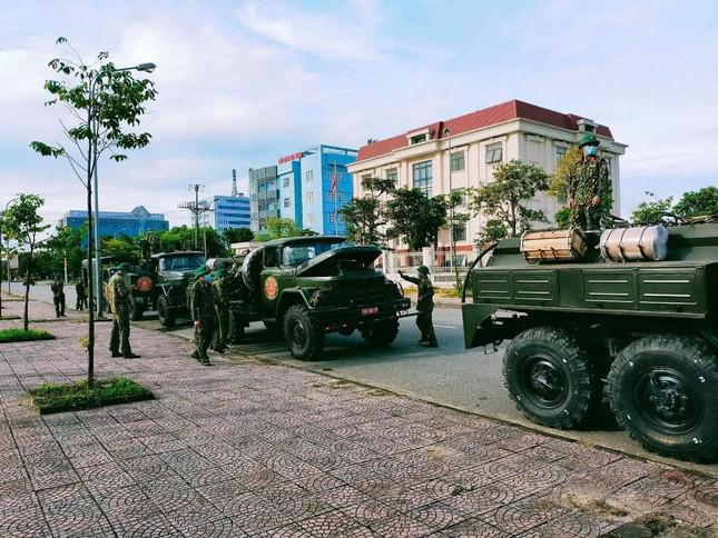 Quân đội phun hóa chất khử khuẩn tại 'điểm nóng' COVID-19 ở Hà Tĩnh - 11