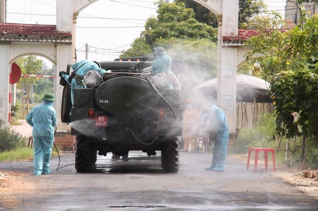 Quân đội phun hóa chất khử khuẩn tại 'điểm nóng' COVID-19 ở Hà Tĩnh - 13