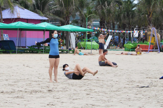 Đà Nẵng gỡ lệnh cấm, người dân bịt kín khẩu trang tắm biển từ tinh mơ - 2