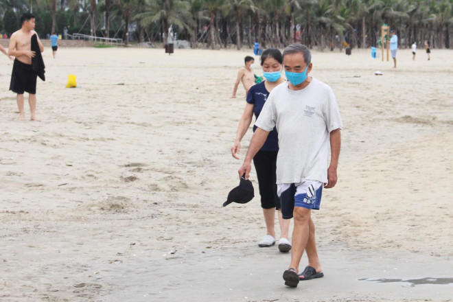 Đà Nẵng gỡ lệnh cấm, người dân bịt kín khẩu trang tắm biển từ tinh mơ - 5