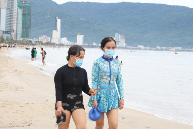 Đà Nẵng gỡ lệnh cấm, người dân bịt kín khẩu trang tắm biển từ tinh mơ - 3