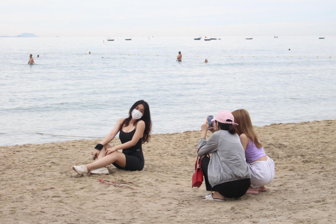 Đà Nẵng gỡ lệnh cấm, người dân bịt kín khẩu trang tắm biển từ tinh mơ - 4