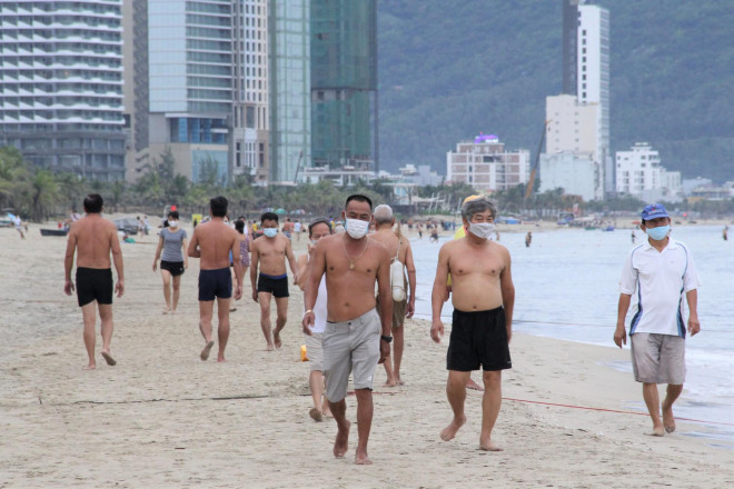 Đà Nẵng gỡ lệnh cấm, người dân bịt kín khẩu trang tắm biển từ tinh mơ - 7