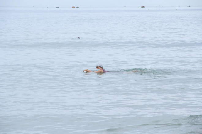 Đà Nẵng gỡ lệnh cấm, người dân bịt kín khẩu trang tắm biển từ tinh mơ - 10