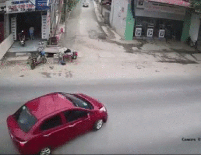 SỐC: Thanh niên phóng xe máy tông vào ô tô quay đầu văng ra đường - 1