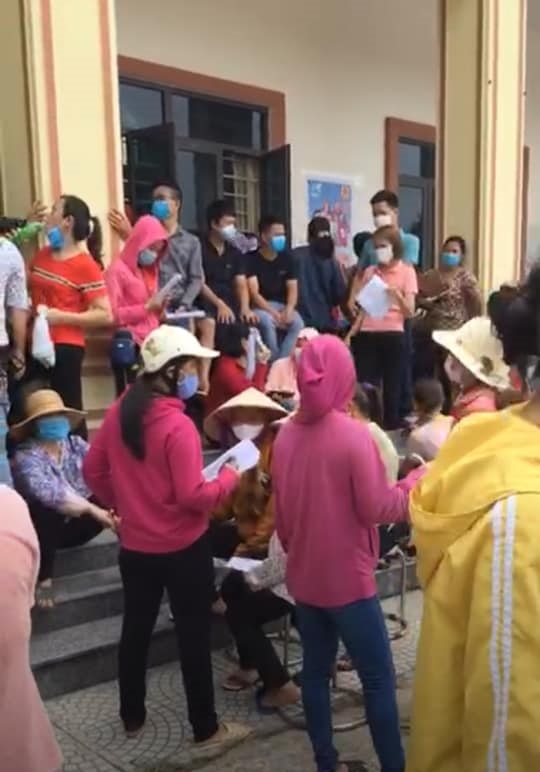 Người dân “túm tụm” chờ tiêm phòng vắc-xin giữa tâm dịch COVID-19 Bắc Giang - 2