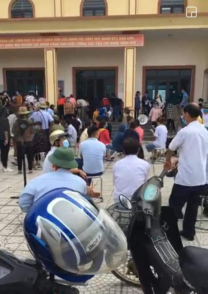 Người dân “túm tụm” chờ tiêm phòng vắc-xin giữa tâm dịch COVID-19 Bắc Giang - 3