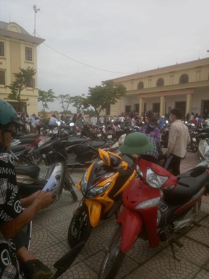 Người dân “túm tụm” chờ tiêm phòng vắc-xin giữa tâm dịch COVID-19 Bắc Giang - 4