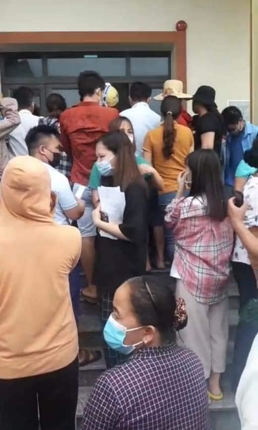 Người dân “túm tụm” chờ tiêm phòng vắc-xin giữa tâm dịch COVID-19 Bắc Giang - 5