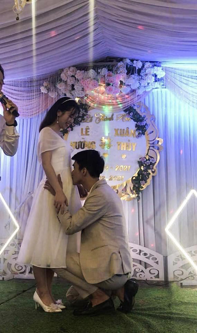MC hỏi “Chú rể muốn hôn vào đâu?”, chú rể hôn bụng cô dâu khiến quan khách bất ngờ - 3