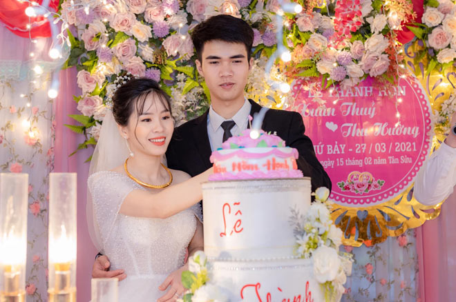 MC hỏi “Chú rể muốn hôn vào đâu?”, chú rể hôn bụng cô dâu khiến quan khách bất ngờ - 4