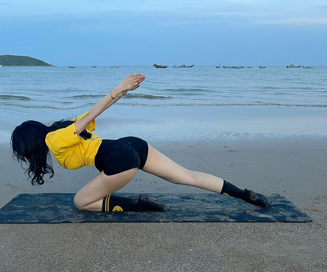 Hot girl Yoga Mai Suong is fascinated by spreading her legs, creating difficult poses on quicksand - 10