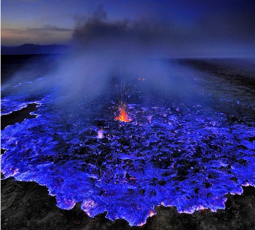 Ngọn núi lửa có “1-0-2” trên thế giới sở hữu dung nham xanh cực bắt mắt - 1