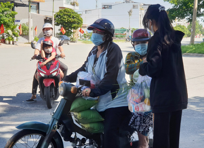 “Gian hàng 0 đồng” và hình ảnh ấm lòng ở Sài Gòn giữa dịch COVID-19 - 12