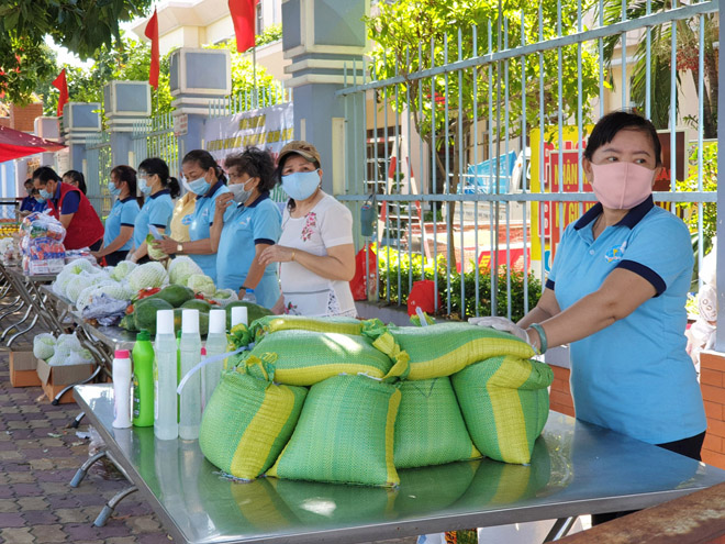 “Gian hàng 0 đồng” và hình ảnh ấm lòng ở Sài Gòn giữa dịch COVID-19 - 9