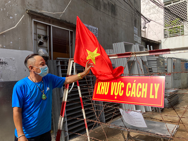 Người dân vỡ òa hạnh phúc khi hẻm liên quan đến nhóm truyền giáo được dỡ phong tỏa - 1